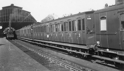 165420 Afbeelding van het rijtuig nr. C 6298 (serie C 6201-6358) van de N.S. te Den Haag S.S.